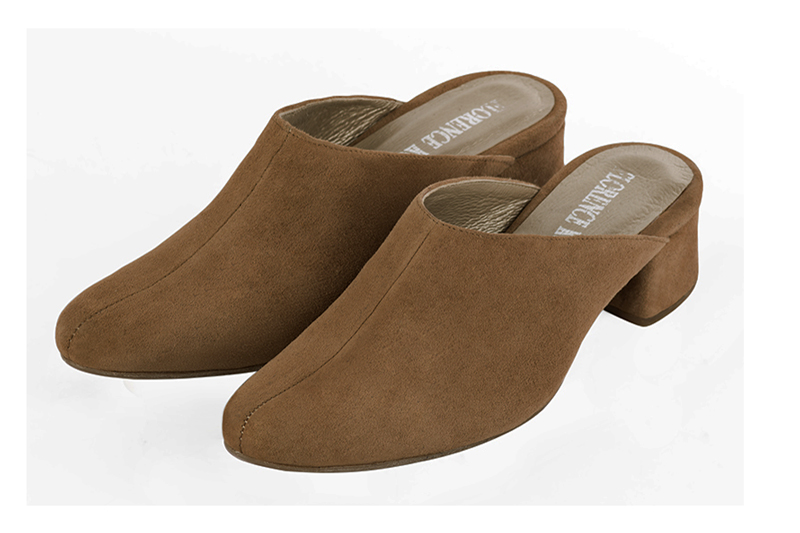 Caramel brown women's clog mules. Round toe. Low flare heels. Front view - Florence KOOIJMAN
